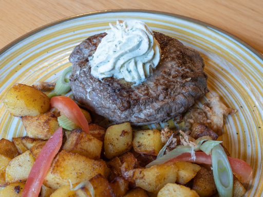 Rinderhüftsteak mit Bratkartoffeln und Kräuterbutter